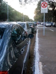 A faixa amarela está um pouco apagadinha, mas está lá. Qual parte da placa será que não entenderam?