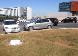 Dizem que Brasília não tem esquina. Talvez por isso os motoristas aqui não aprendam que estacionar na esquina é sempre proibido