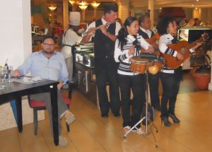 Eduardo ao lado dos funcionários do governo cubano que, nos restaurantes, cozinham, servem e alegram o ambiente com a autêntica música cubana