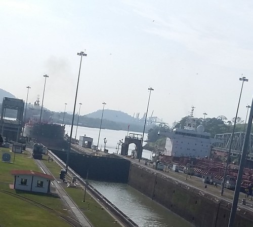 Um navio aproxima-se da primeira comporta