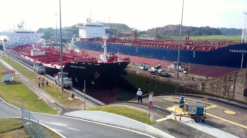 Dois navios se aproximam da segunda comporta, nos dois canais paralelos